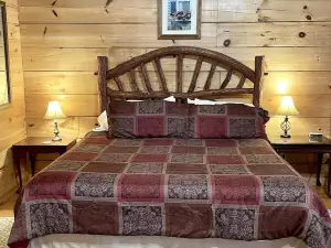 Romantic, Pet Friendly Cabin with Private Hot Tub, Washer/Dryer and Full Kitchen Studio Cabin